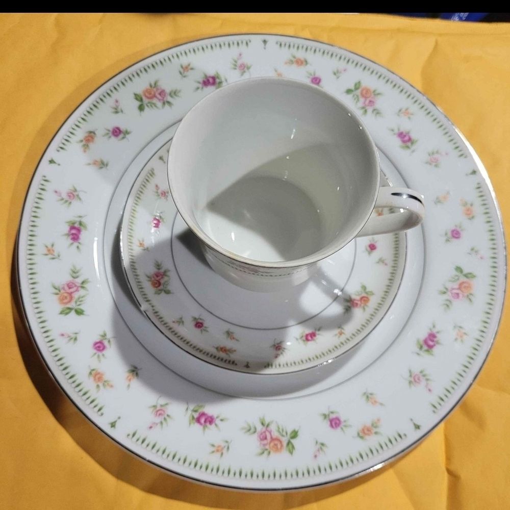 Abingdon Elegant Floral Dinnerware Set with Cup